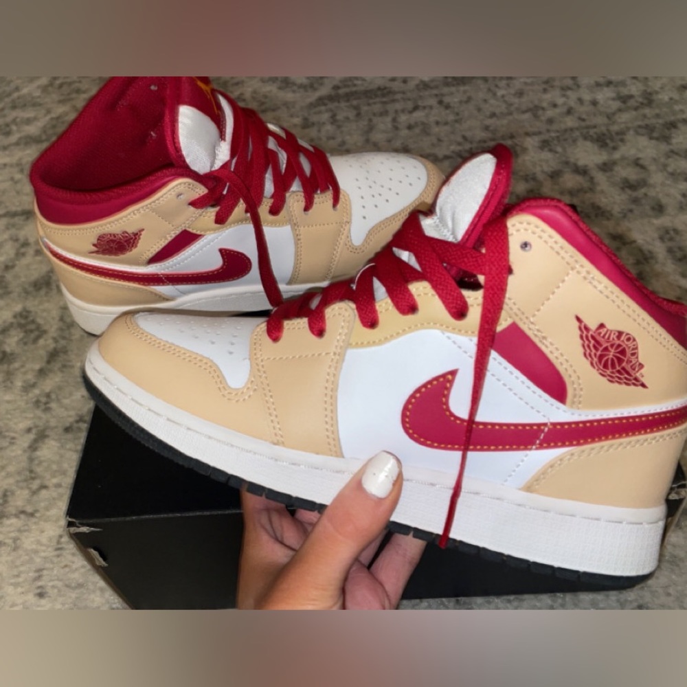LIGHT CURRY CARDINAL RED JORDAN 1